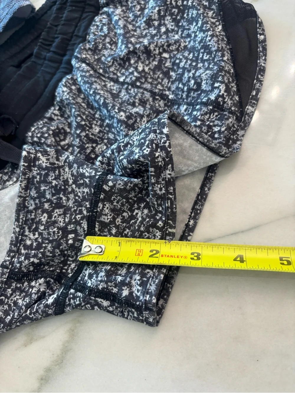 Lululemon bundle of hotty hot athletic athleisure wear shorts size 4